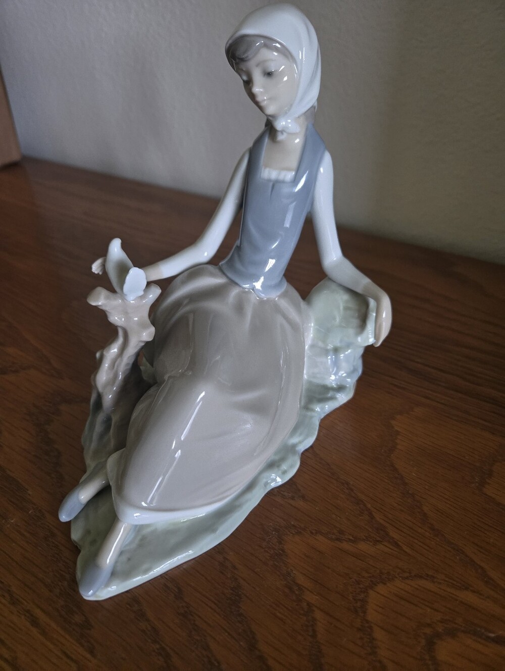 Lladro Vintage Retired Shepherdess With Dove